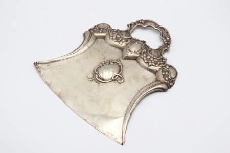 Apanha-migalhas em prata lisa com pega recortada e motivos vegetalistas